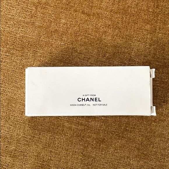 Brand New CHANEL Happy Mothers Day Colored Pencils - Picture 4 of 5